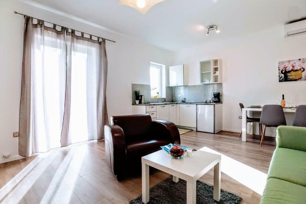 Holiday Apartments Mediterraneo Funtana Εξωτερικό φωτογραφία